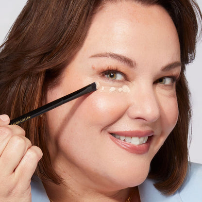 Ideal Fix Concealer Model Application
